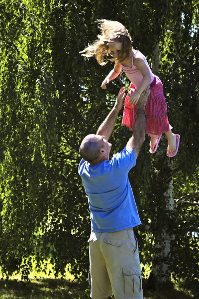 Pai sendo brincalhão com a filha — Fotografia de Stock