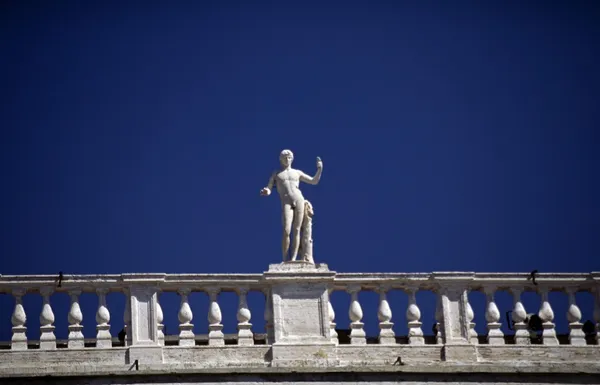 Roma, Itália. Estátua clássica em um telhado — Fotografia de Stock