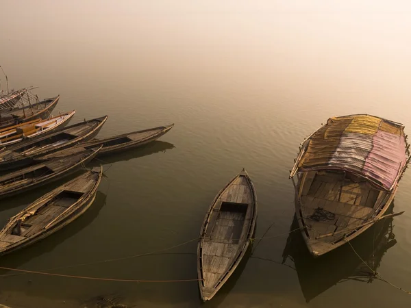 Βάρκες στο νερό, Βαρανάσι, Ινδία — Φωτογραφία Αρχείου