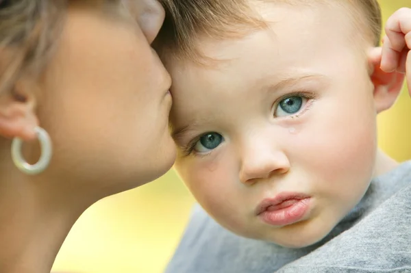 Мати цілуватися дитини — стокове фото
