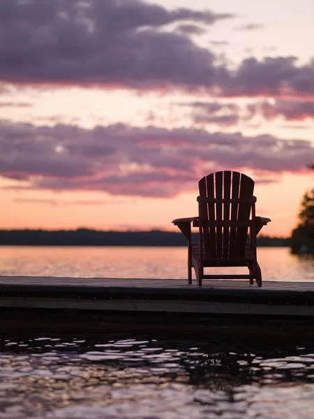 Lake Of The Woods, Ontário, Canadá. Cadeira de plataforma vazia em um cais ao lado de um lago — Fotografia de Stock