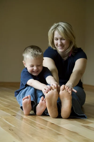 Moeder en zoon spelen op de verdieping — Stockfoto