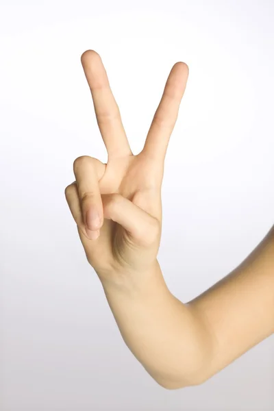 La mano de la mujer haciendo una señal de paz — Foto de Stock
