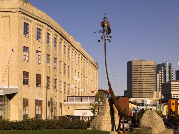 Escultura e edifícios nos garfos, Winnipeg, Manitoba, Canadá — Fotografia de Stock