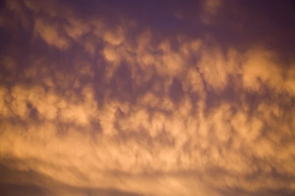 Sol brilhando em nuvens de tempestade — Fotografia de Stock