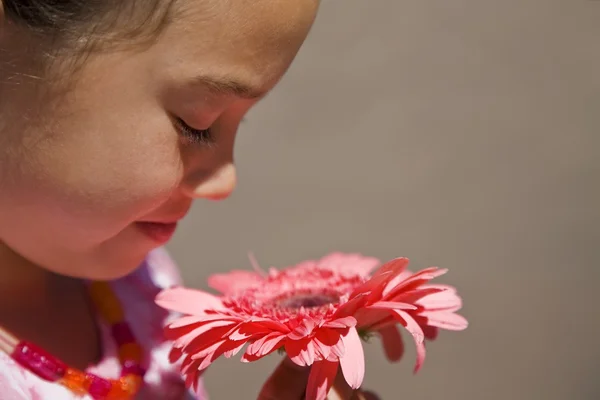 Child With Flower — Stock Photo, Image