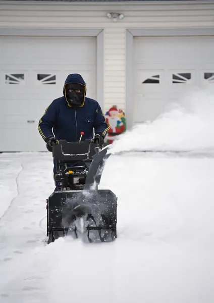 Hombre operando un ventilador de nieve — Foto de Stock