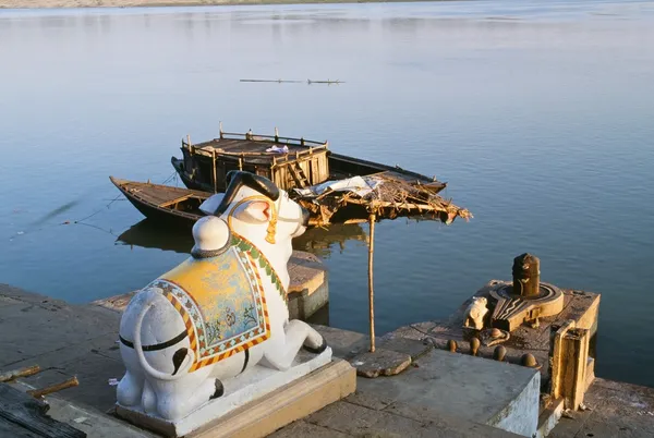 Santuário Hindu de Nandi ao longo das margens do rio Ganges, Varanasi, Índia — Fotografia de Stock