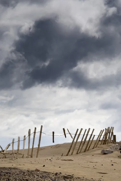 South Shields, Tyne And Wear, England. Broken Fence In Dune — Stock Photo, Image