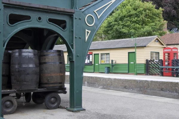 Barils sur un chariot dans une gare — Photo