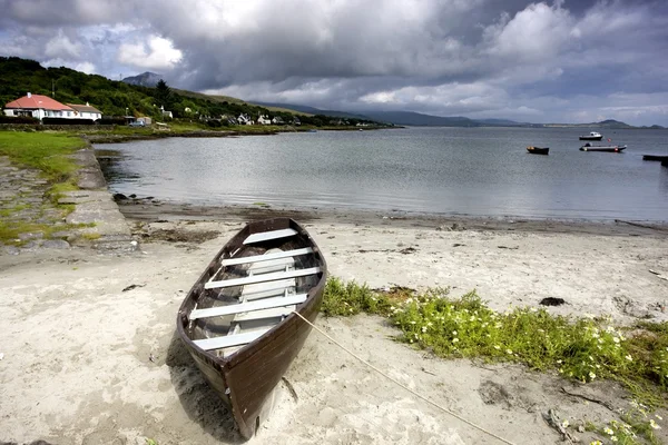 Islay, Escócia. Uma canoa abandonada por uma praia — Fotografia de Stock