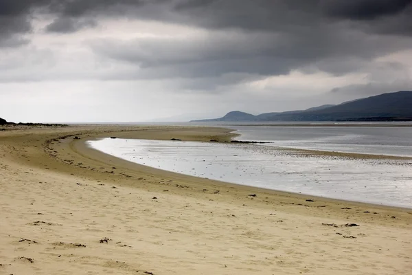 Айли, Шотландия. Штормовые облака на пляже — стоковое фото