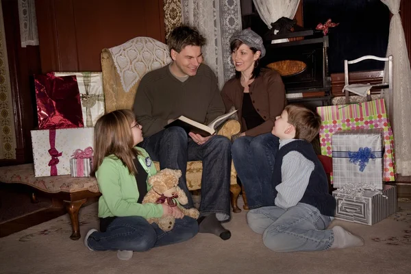 Familie lezen een verhaal bij Kerstmis — Stockfoto