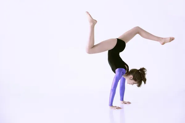 Meisje doen gymnastiek — Stockfoto