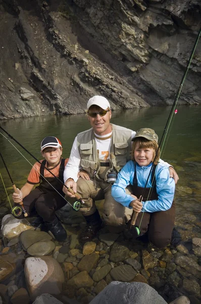 Pai e filhos em um rio de pesca da mosca da montanha, Nordegg, Alberta, Canadá — Fotografia de Stock