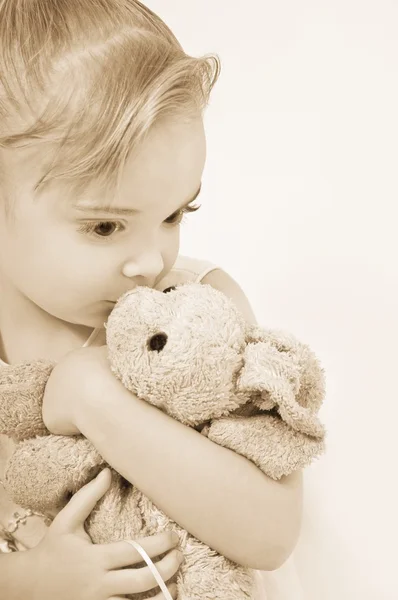 Chica besando su peluche — Foto de Stock