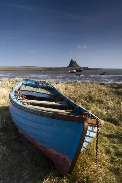 Barco a remos na costa de Beblowe Craig, Inglaterra — Fotografia de Stock