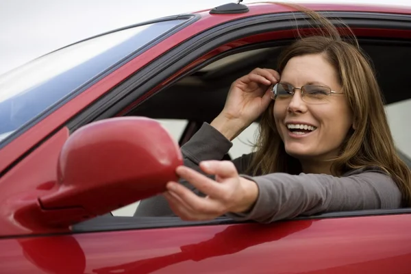 Vrouw in haar auto — Stockfoto