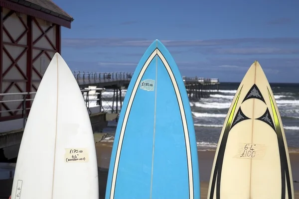 Surfingbrädor till salu, saltburn, england — Stockfoto