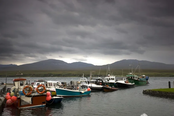 Islay, Skotsko. řada člunů u mola — Stock fotografie