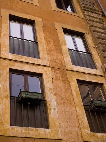 Appartement windows, rome, Italië — Stockfoto