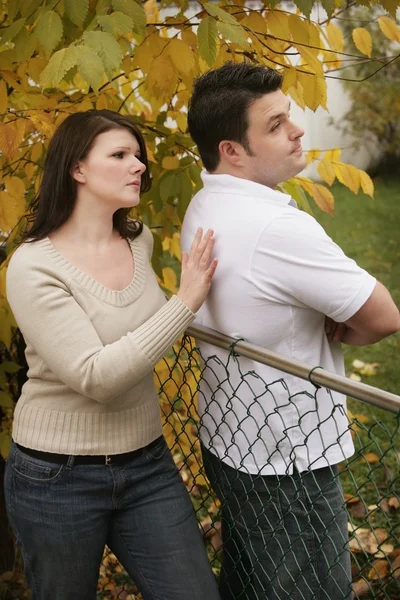 Paar mit Mann wehrt sich gegen Aussöhnung — Stockfoto