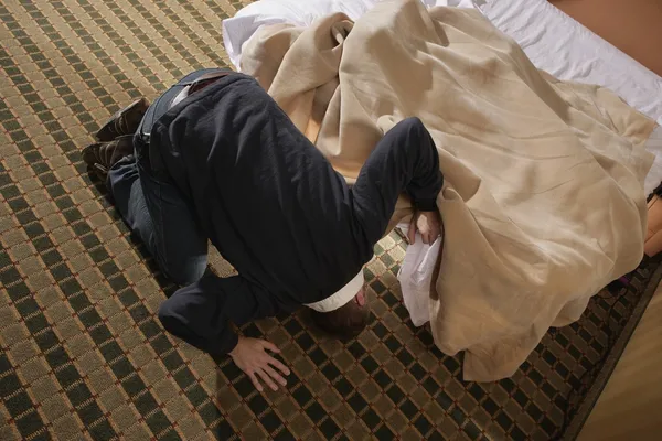 Man Looking For Something Under The Bed — Stock Photo, Image