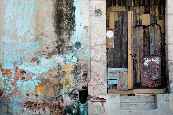 Verweerde muur en doorway — Stockfoto