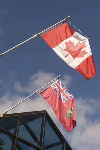 Canadese vlag en de vlag van ontario, de muskoka, ontario, canada — Stockfoto