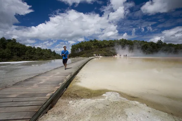 Man op geothermische site, wai-o-tapu thermal wonderland op Noordereiland van Nieuw-Zeeland — Stockfoto