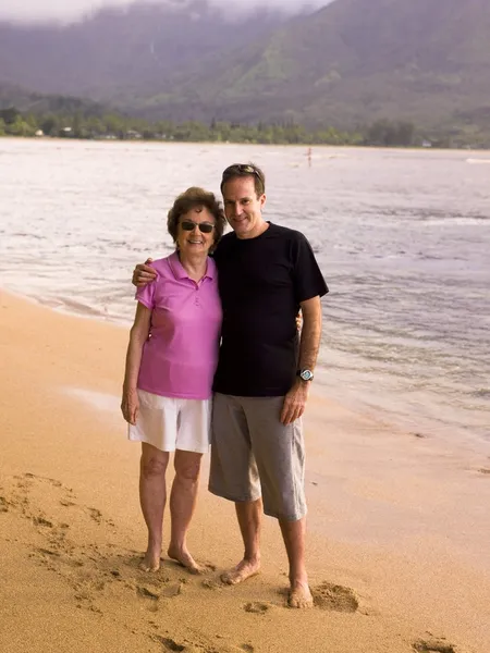 Koppel op strand in kauai, Hawaï, usa — Stockfoto