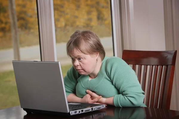 Vrouw met laptop — Stockfoto