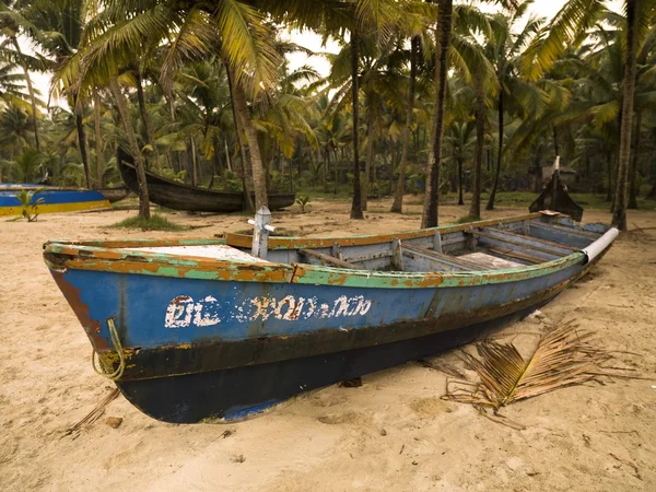 Boot an Land, Arabisches Meer, Kerala, Indien — Stockfoto