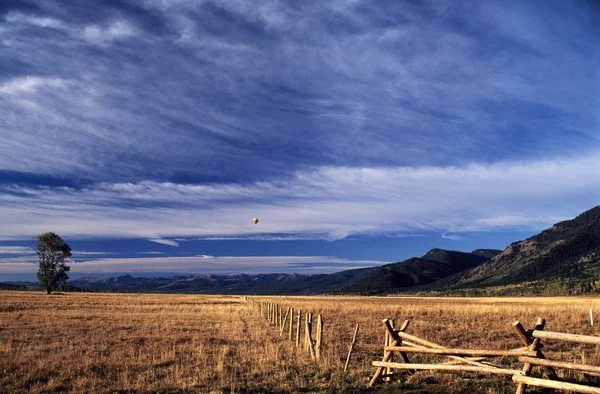 Wyoming, États-Unis. Ballon à air chaud survolant les Grands Tétons — Photo