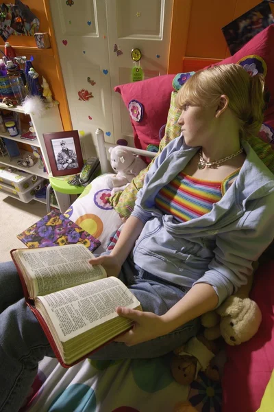 Menina leitura da Bíblia no quarto — Fotografia de Stock