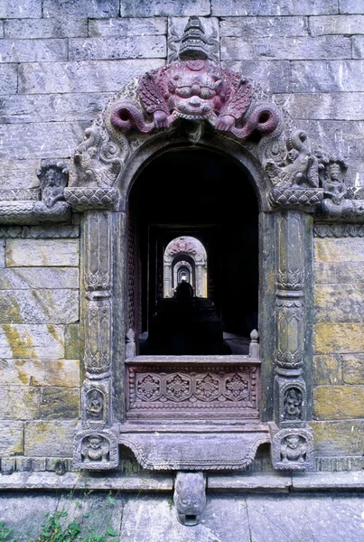 Дверь в Чайтьяс, Пашупатинат, Непал — стоковое фото