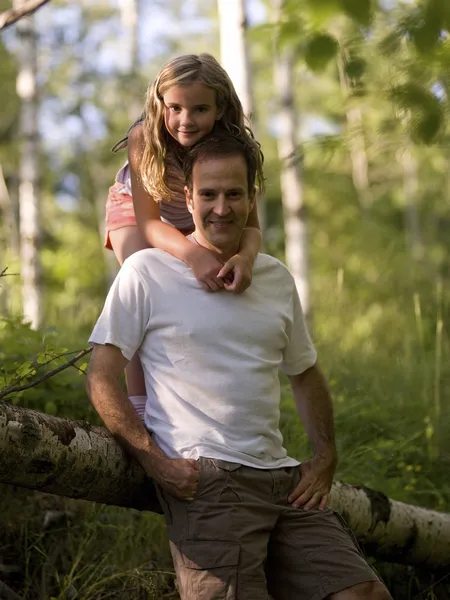 Tochter umarmt Vater, Waldsee, Ontario, Kanada — Stockfoto