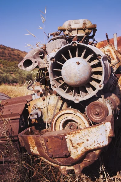 Rusting farm machine abandoned in field — Stock Photo, Image