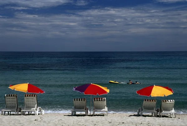 Corsica, Fransa. şezlong ve şemsiyeleri bir Akdeniz Beach — Stok fotoğraf