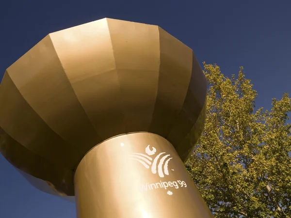 Olympiska facklan skulptur, winnipeg, manitoba, Kanada — Stockfoto