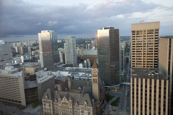 Blick auf Wolkenkratzer und altes Rathaus — Stockfoto