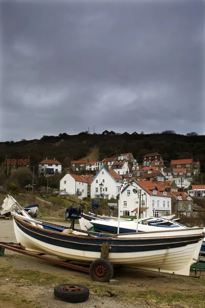 Barco e casas em Runswick, North Yorkshire, Inglaterra — Fotografia de Stock