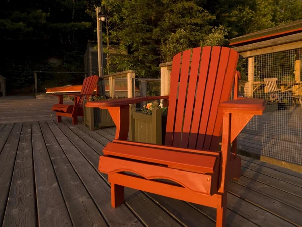 Adirondack stoelen op een dok, lake of the woods, ontario, canada — Stockfoto