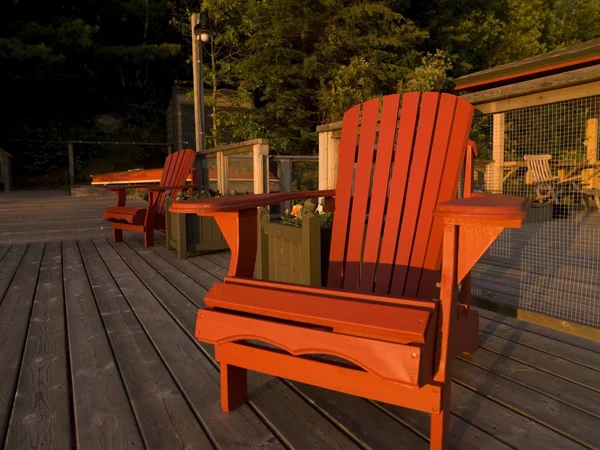 Chaises Adirondack sur un quai, lac des Bois, Ontario, Canada — Photo