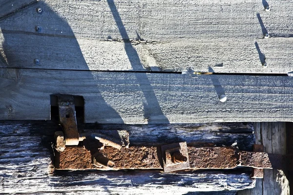 Παλιό ξύλο με σκουριασμένα σύρτης — Φωτογραφία Αρχείου