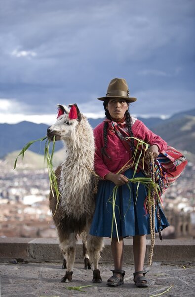 Перуанская женщина со своим ламой (Лама Глама), Куско, Перу
