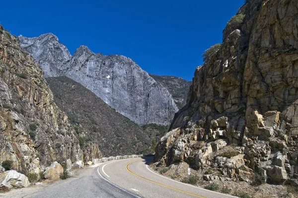 Δρόμο μέσα από το εθνικό πάρκο kings canyon — Φωτογραφία Αρχείου