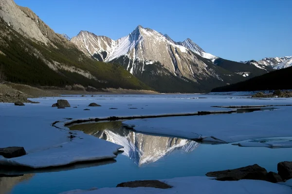 Medicine lake, jasper nationaal park, alberta, canada — Stockfoto