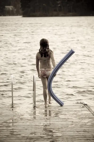 Young girl standing on dock — Stock Photo, Image