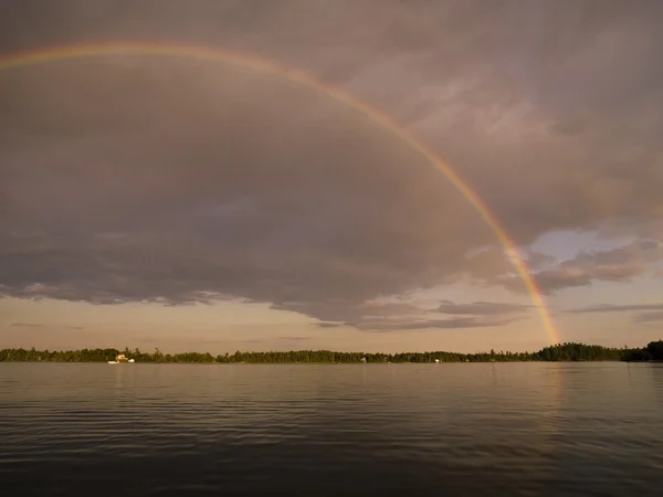 Lago de los Bosques, Ontario, Canadá, Arco iris sobre el lago — Foto de Stock
